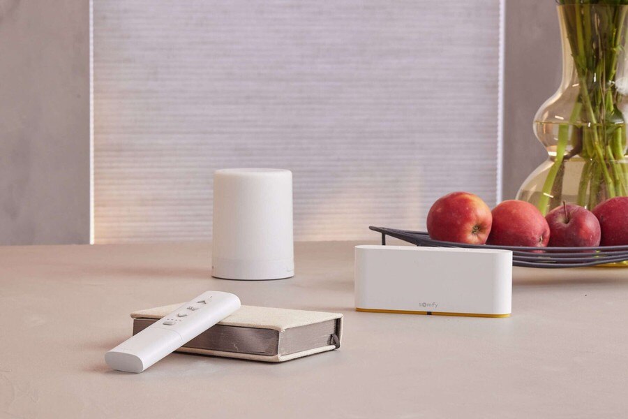 Ovládat stínicí techniku pomocí systémy Somfy pro řízení žaluzií, rolet a pergol, umístěný na stole v interiéru