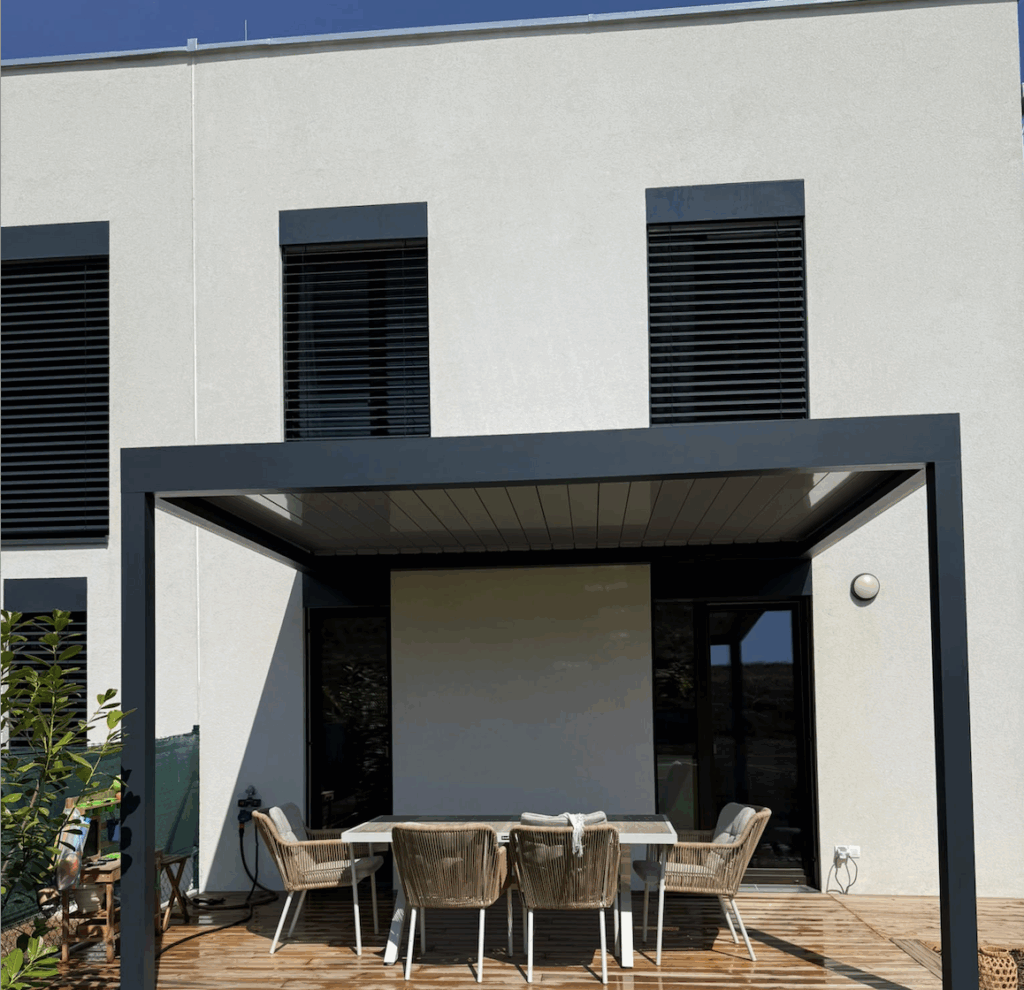 venkovní žaluzie, rodinný dům venkovní stínění a bioklimatická pergola